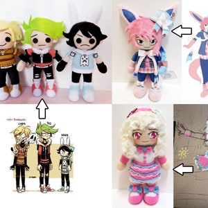 Op de afbeelding: Een verzameling handgemaakte pluche speelgoed gebaseerd op cartoonfiguren. De speelgoedjes zijn gemaakt van verschillende stoffen en kleuren, waaronder roze, blauw, wit en groen. De speelgoedjes staan ​​allemaal rechtop en hebben verschillende gezichtsuitdrukkingen. De afbeelding bevat ook schetsen van de personages.