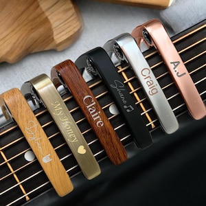 Capo guitare en métal personnalisé avec nom gravé - Cadeau musique pour papa qui joue de la guitare Capo personnalisé avec grain de bois