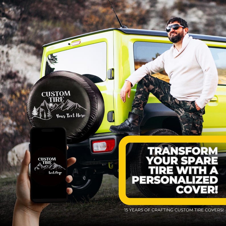 Peut inclure: Une housse de roue de secours noire avec un motif blanc repr&eacute;sentant des montagnes et des sapins, accompagn&eacute;e du texte CUSTOM TIRE et Your Text Here. La housse est sur un v&eacute;hicule jaune vif, et un smartphone affiche le m&ecirc;me motif.