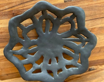 Floral geformtes handgefertigtes Porzellan minimalistisches mattschwarzes Brot-Obst-Korb-Mittelstück