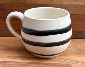 12oz. Minimalistische moderne schwarz-weiß gestreifte Porzellantasse