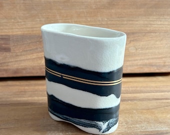 Horizontale Schwarz-Gold Gestreifte Minimalistische Moderne Kleine Ovale Vase.
