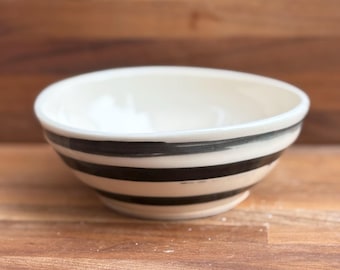 Kleine organische minimalistische moderne gestreifte Küchenschüssel