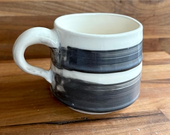 Moderne schwarz-weiß gestreifte Henkeltasse mit 325 ml Fassungsvermögen