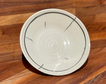 Cosmic Mid-Century Modern Minimalist flache Porzellanschale