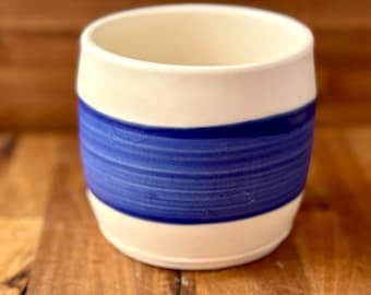 Minimalistische moderne blau gestreifte Porzellantasse