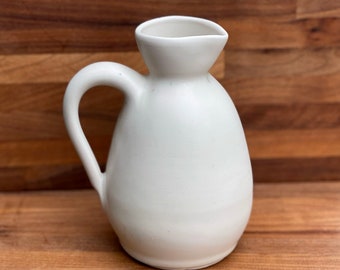 Weicher minimalistischer weißer Krug, Krug, Milchkännchen, Ausgießer.
