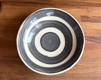 Weite, offene, schwarz-weiß gestreifte minimalistische Küchenschüssel