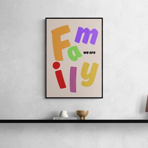 Póster digital familiar con impresión colorida y cita divertida, arte de pared vibrante, somos familia, decoración de pared, póster de arcoíris para sala de estar, letras bailando
