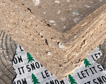 Puede incluir: Una tela blanca con un patrón repetido de árboles de Navidad verdes y el texto "Let it snow" impreso en negro.