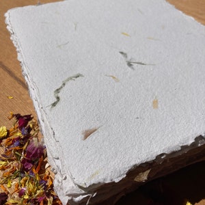 Pu&ograve; includere: Una pila di carta fatta a mano con una superficie ruvida e testurizzata. La carta &egrave; bianca con macchie di verde, giallo e marrone. La carta &egrave; perfetta per l'artigianato, la tenuta di un diario o lo scrapbooking.