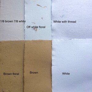 Pu&ograve; includere: Sei campioni di carta diversi, ognuno con una texture e un colore diversi. I campioni sono etichettati "1/8 marrone 7/8 bianco", "Bianco sporco floreale", "Bianco con filo", "Marrone floreale", "Marrone" e "Bianco".