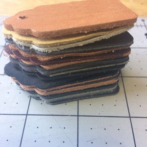 Une étiquette cadeau en cuir ou similicuir noire, marron ou beige, emballage, étiquettes de prix, b