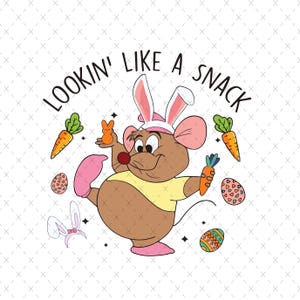 Peut inclure: Une souris de dessin animé portant un costume de lapin et tenant une carotte et un lapin en guimauve rose. La souris est entourée d'œufs de Pâques et de carottes. Le texte "LOOKIN' LIKE A SNACK" est écrit autour de la souris.