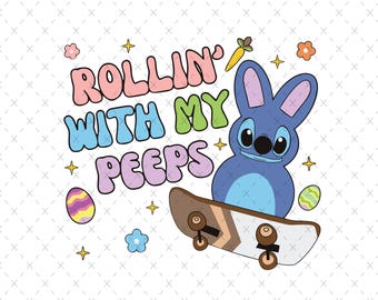 Puede incluir: Un personaje de conejo azul con una patineta y el texto "Rollin' with my peeps" en letras de colores. El conejo lleva una camisa a rayas azul y blanca y tiene una zanahoria en la boca. También hay huevos de Pascua coloridos y estrellas en el fondo.
