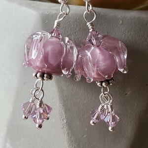 Pendientes de cristal de Murano color malva y campanilla