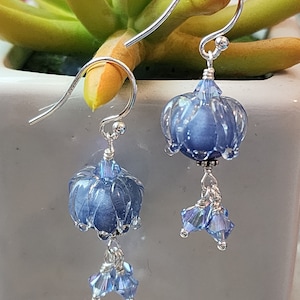 Pendientes de cristal de Murano en color azul medio con campanilla