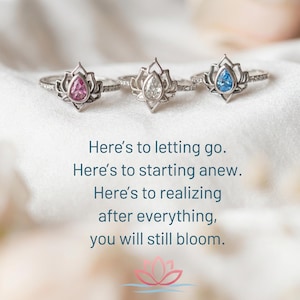 Può includere: Tre anelli d'argento con design a fiore di loto, ognuno con una gemma di colore diverso: rosa, trasparente e blu. Gli anelli sono su uno sfondo bianco, con il testo "Here's to letting go...you will still bloom."