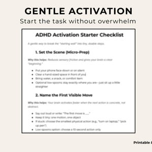 Könnte beinhalten: Eine druckbare und digitale ADHD-Aktivierungs-Starter-Checkliste mit dem Text "GENTLE ACTIVATION" und "Start the task without overwhelm". Die Checkliste enthält Schritte, um die Szene zu setzen und die erste sichtbare Bewegung zu benennen.