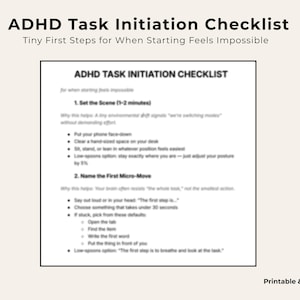 Op de afbeelding: Een afdrukbare ADHD Task Initiation Checklist met de titel "ADHD Task Initiation Checklist" en de ondertitel "Tiny First Steps for When Starting Feels Impossible". De checklist bevat stappen om de scène te bepalen en de eerste micro-beweging te benoemen.