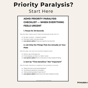Op de afbeelding: Een afdrukbare checklist getiteld "ADHD Priority Paralysis" met de tekst "Start hier". De checklist bevat stappen om dringende gevoelens te beheersen, zoals pauzeren, taken opsommen en sorteren op tijdsgevoeligheid. De tekst is zwart op een witte achtergrond.