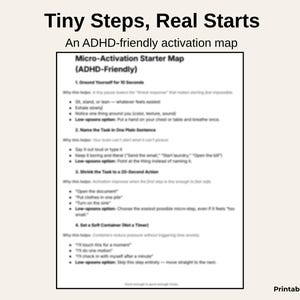 Könnte beinhalten: Weißer Keramikbecher mit schwarzem Henkel und dem Text "But First, Coffee" in handschriftlichem Stil. Geeignet für etwa 325-440 ml Flüssigkeit.