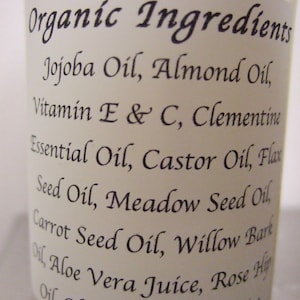 Puede incluir: Una etiqueta blanca con texto negro que enumera los ingredientes org&aacute;nicos de un producto. Los ingredientes incluyen aceite de jojoba, aceite de almendras, vitamina E y C, aceite esencial de clementina, aceite de ricino, aceite de linaza, aceite de semilla de prado, aceite de semilla de zanahoria, aceite de corteza de sauce, jugo de aloe vera, aceite de rosa mosqueta, glicerina y conservante.