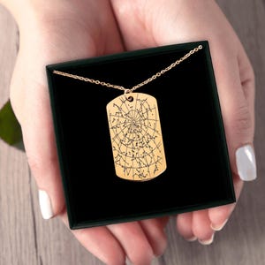 Colar de Tag de Mapa Estelar Personalizado – Capture o Céu Noturno do Seu Momento Especial. Perfeito para Presentes de Marcos!