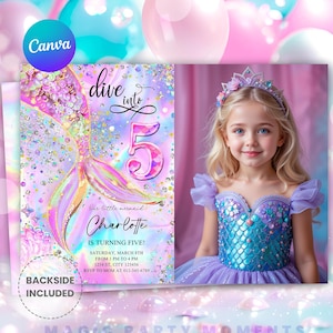 Può includere: Un invito di compleanno a tema sirenetta con uno sfondo scintillante viola e blu. L'invito presenta una coda di sirena con un grande numero 5 al centro. Il testo sull'invito recita "Immergiti nel 5" e "La nostra piccola sirenetta Charlotte compie cinque anni!"