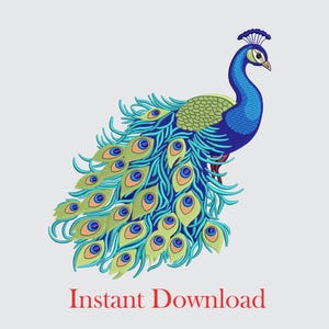 Puede incluir: Diseño bordado de un pavo real con cuerpo azul y plumas de cola verde y azul. El pavo real está mirando hacia la derecha y tiene una corona en la cabeza.