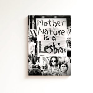 Moeder Natuur is lesbisch: sapphic, wlw, gay wall art, unieke WLW downloadposter. Wereldkunst aan de muur. Lesbische kunst