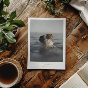 Puede incluir: Una portada de revista con una foto de dos personas abrazándose en el agua. La revista se titula "VIBES OF EMBRACE" por Megan Bellerose.