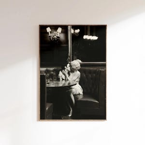 Arte mural romántico sáfico femenino: Impresión única de pareja lésbica para la decoración del hogar de WLW