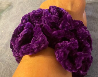 hellviolette, gehäkelte Haargummis