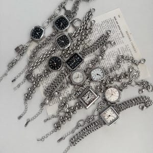 Pulsera de reloj en blanco y negro, reloj gótico Y2K con dije para mujer, reloj de pulsera con cadena retro, pulsera de reloj punk vanguardista, regalo hecho a mano.