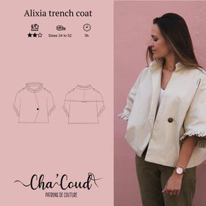 Pode incluir: Um trench coat creme com mangas e gola com babados, usado por uma pessoa. A imagem também mostra um padrão para o "trench coat Alixia", tamanhos 34 a 52, com um tempo de costura estimado de 5 horas. A marca "Cha'Coud" também é visível.
