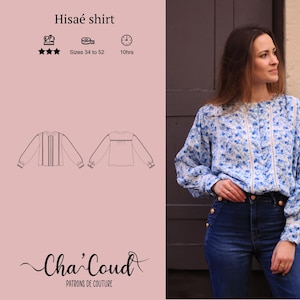Op de afbeelding: Een shirt met lange mouwen met een blauw en wit bloemenpatroon, voorzien van verticale kanten details, een ronde halslijn en manchetten met knopen. De afbeelding bevat een technische lijntekening, de tekst Hisaé shirt en iconen voor naaien, maten 34 tot 52 en 10 uur werk.