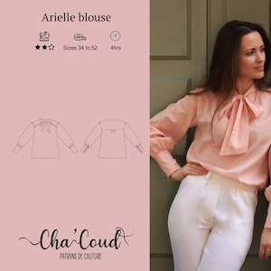 Könnte beinhalten: Eine Frau trägt eine hellrosa Arielle-Bluse mit Schleife, kombiniert mit einer weißen Hose. Das Bild zeigt auch ein Schnittmuster für die Bluse mit dem Text "Arielle blouse" und "Cha'Coud Patrons de couture".