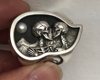 Le baiser en argent sterling avec une perle de lune dans toutes les tailles