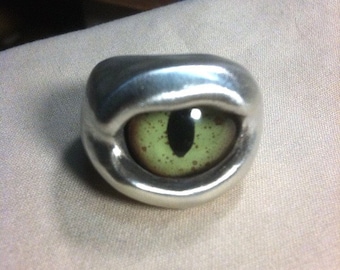 Eye ring Green Dragon eye ring solid silver and glass eye Sterling 925  spooky eye turn to side and it follows you creepy goth biker ring