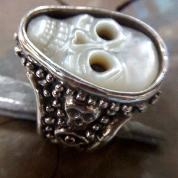 Anillo de calavera personalizado de white rain