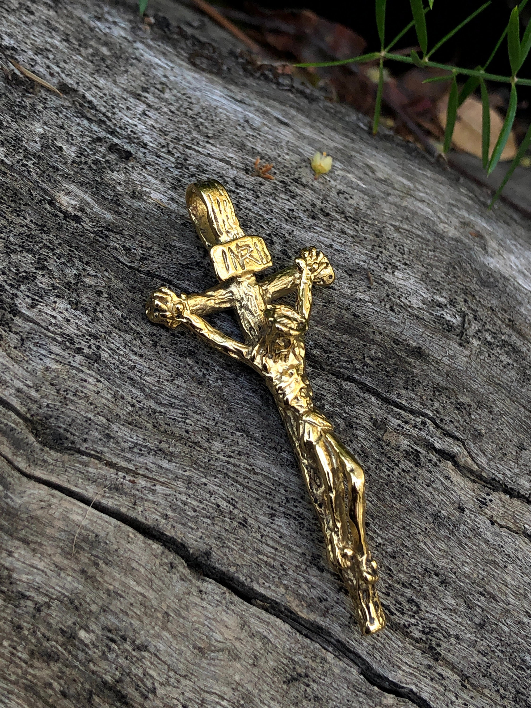 SUPERFINDINGS 36pcs 6 Styles Small Cross Charms 18K Gold Plated Brass Cross Pendants Jesus Christ Cross Charms Pendants for