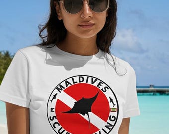 Malediven Tauchflagge Unisex T-Shirt, Hai Schildkröte Silhouette Shirt, Ozean Abenteuer T-Shirt, Strand Urlaub Kleidung, Tauchgeschenk