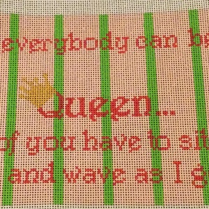 Op de afbeelding: Een roze en groene naaldkunst met de tekst "Not everybody can be the Queen... Some of you have to sit on the curb and wave as I go by!"
