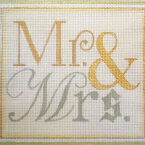 以下が含まれることがあります： ベージュの背景に、スタイリッシュなフォントで「Mr. & Mrs.」の文字が書かれています。「Mr.」は金色、「Mrs.」は緑色です。