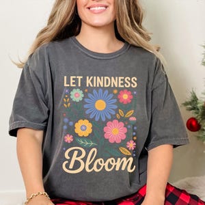 Comfort Colors® Let Kindness Bloom T-Shirt, Be Cool Be Kind Retro Flower Shirt, Inspiration Women Sweater, Aesthetic Floral Kindness Tee