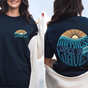 Comfortkleuren Custom Happiness Comes in Waves-shirt, custom zomershirt grafisch strand, retro zomershirt, custom shirt voor- en achterkant