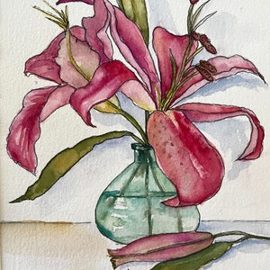 Puede incluir: Pintura acuarela de lirios rosas en un jarrón de vidrio verde. Los lirios están dispuestos en un ramo suelto con algunos pétalos que caen del jarrón.