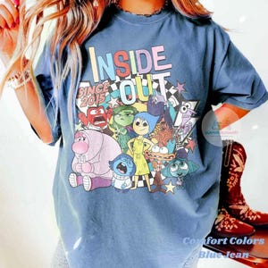 Pu&ograve; includere: T-shirt Comfort Colors blu jeans con una grafica colorata dei personaggi del film d'animazione "Inside Out". Il design include il testo "INSIDE OUT" e "SINCE 2015."