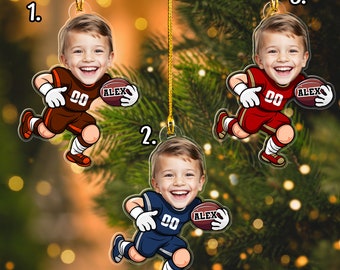 Könnte beinhalten: Drei personalisierte Weihnachtsornamente zum Thema Fußball. Jedes Ornament zeigt eine Cartoon-Illustration eines lächelnden Jungen in einer Fußballuniform, der einen Football mit dem Namen "ALEX" hält. Die Uniformen sind braun, marineblau und rot.
